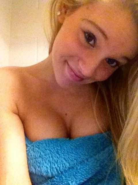 25P Hot Blonde College Babe Hidden Pics