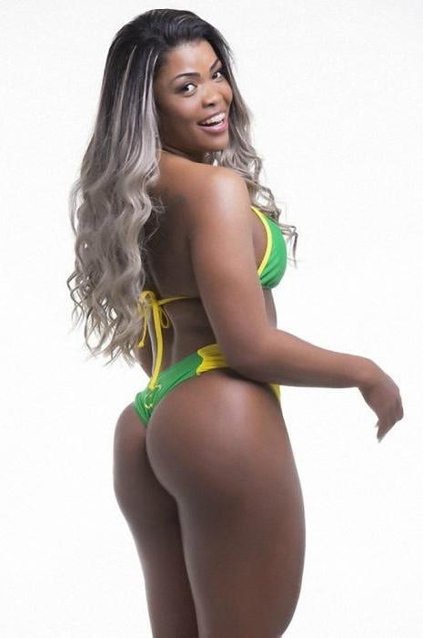 15P Miss BumBum 2017 calendar