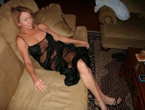 25P sexy matures on the couch 5