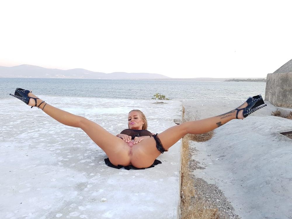 25P New pics from Holiday