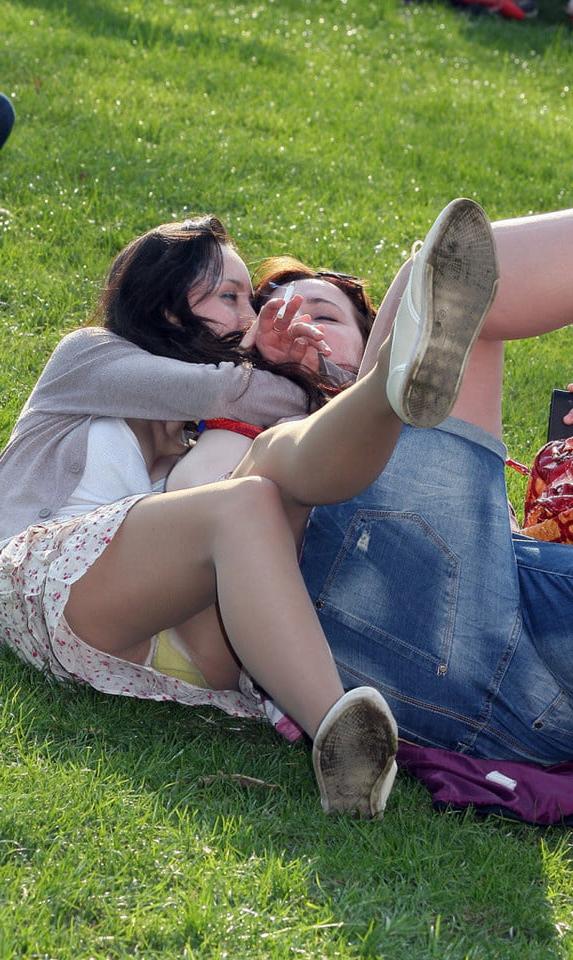 25P upskirt in park 45