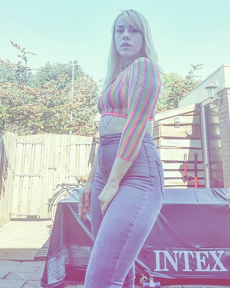 14P Sexy Dutch Girl