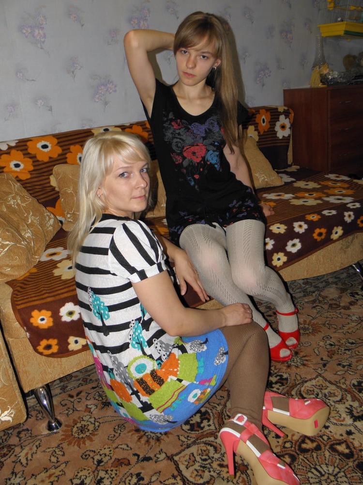 25P Shy blondes playing home