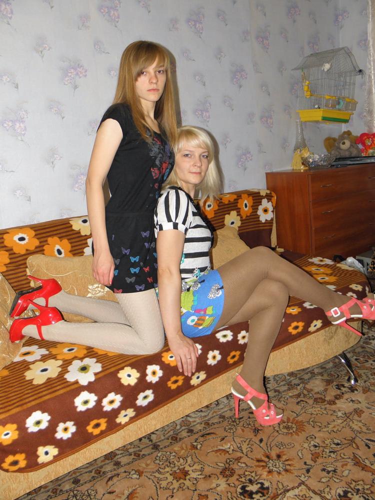 25P Shy blondes playing home