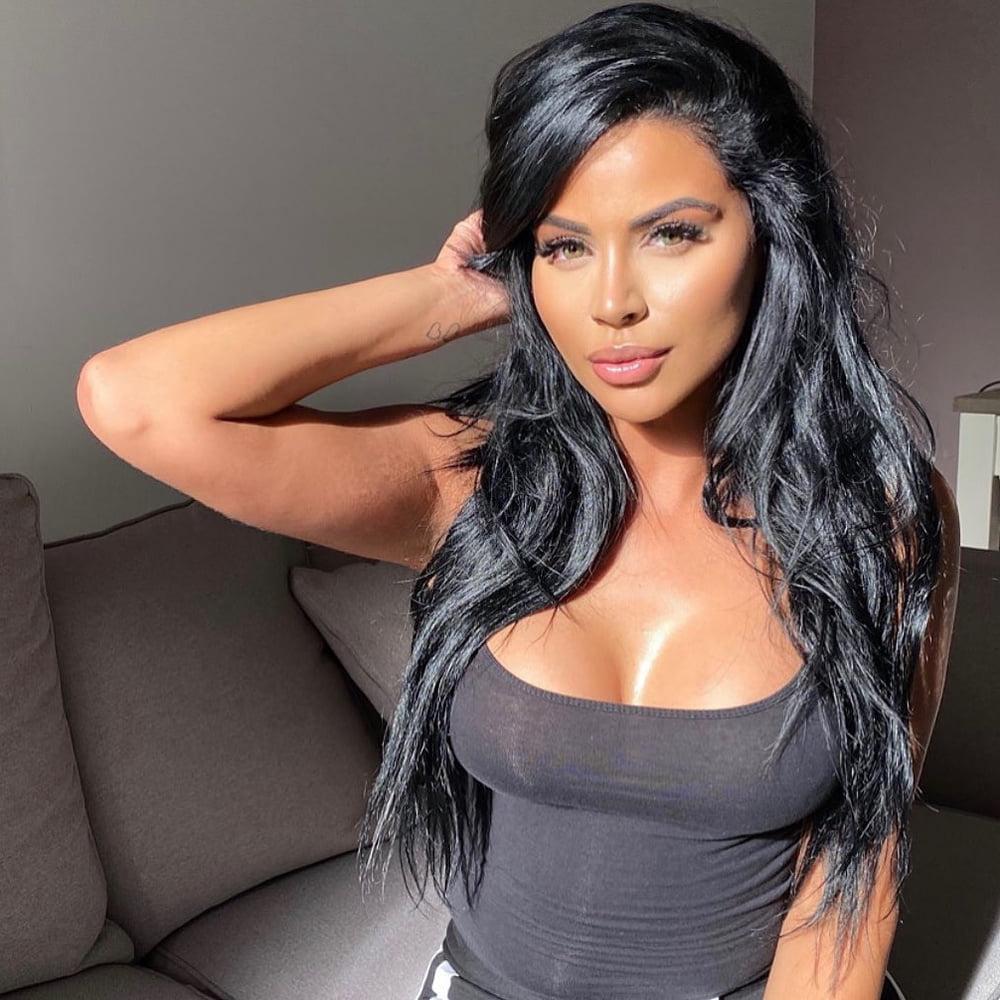 25P Dutch model and TV host Dounia