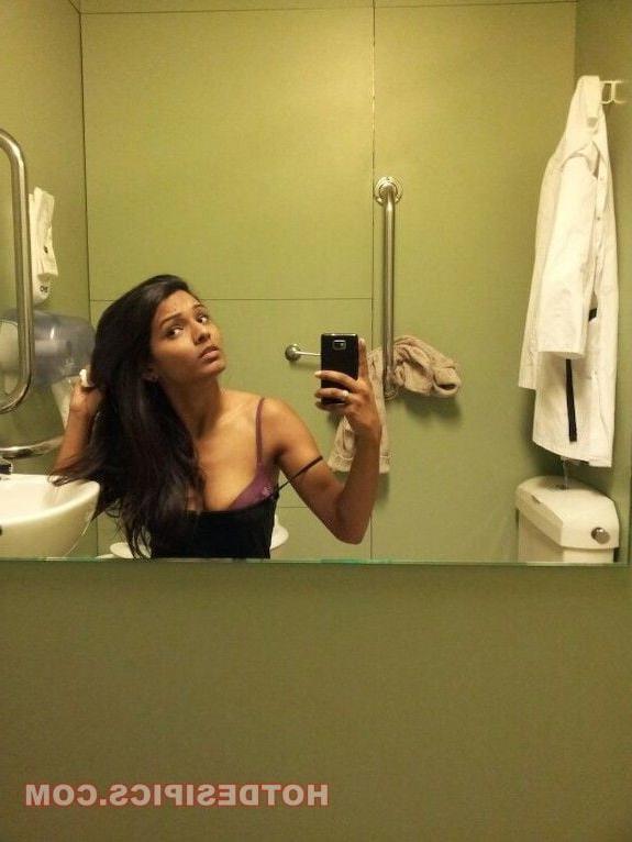 25P indian sexy doctor naked selfie