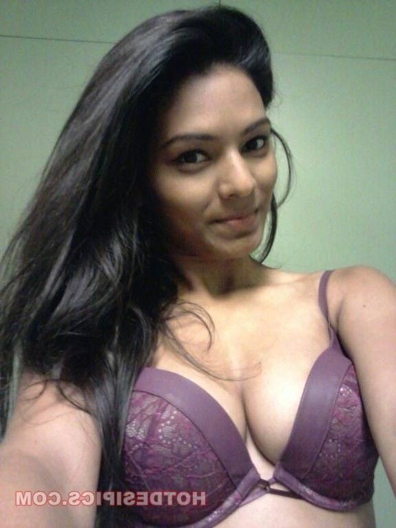 25P indian sexy doctor naked selfie