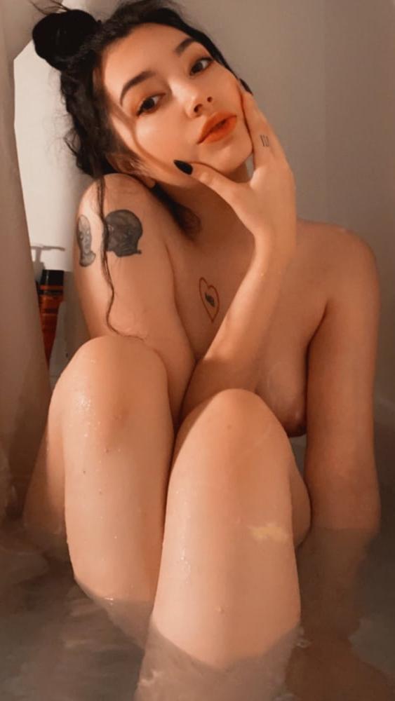 25P Hot sexy 20 years old Christina private selfie Pics at home