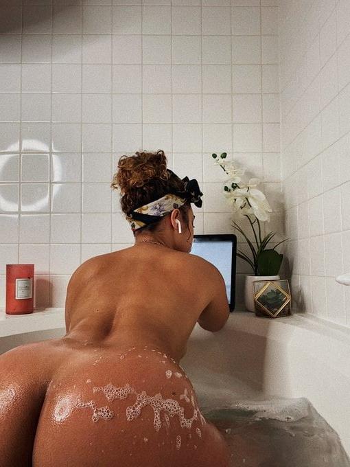 25P Gotta love a thick ass woman