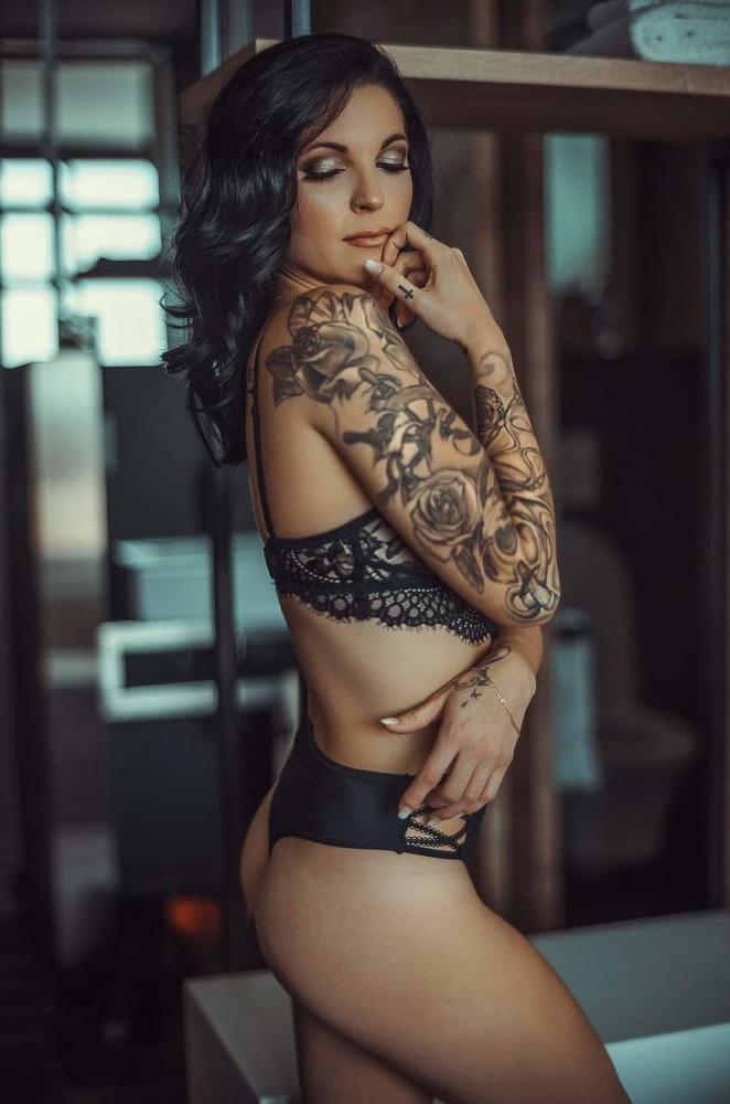 25P Canadian erotic models