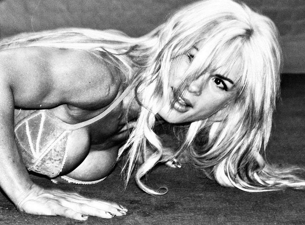 25P Federica Belli! Blonde Bombshell!