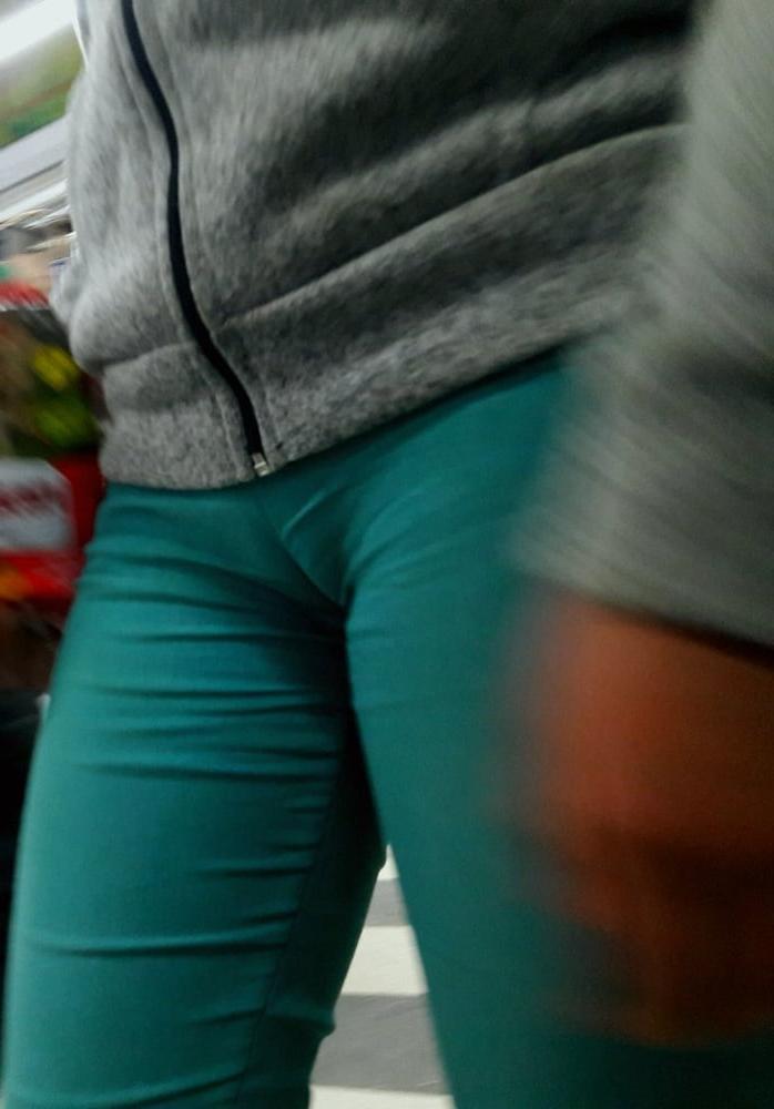 25P Cameltoe Candid