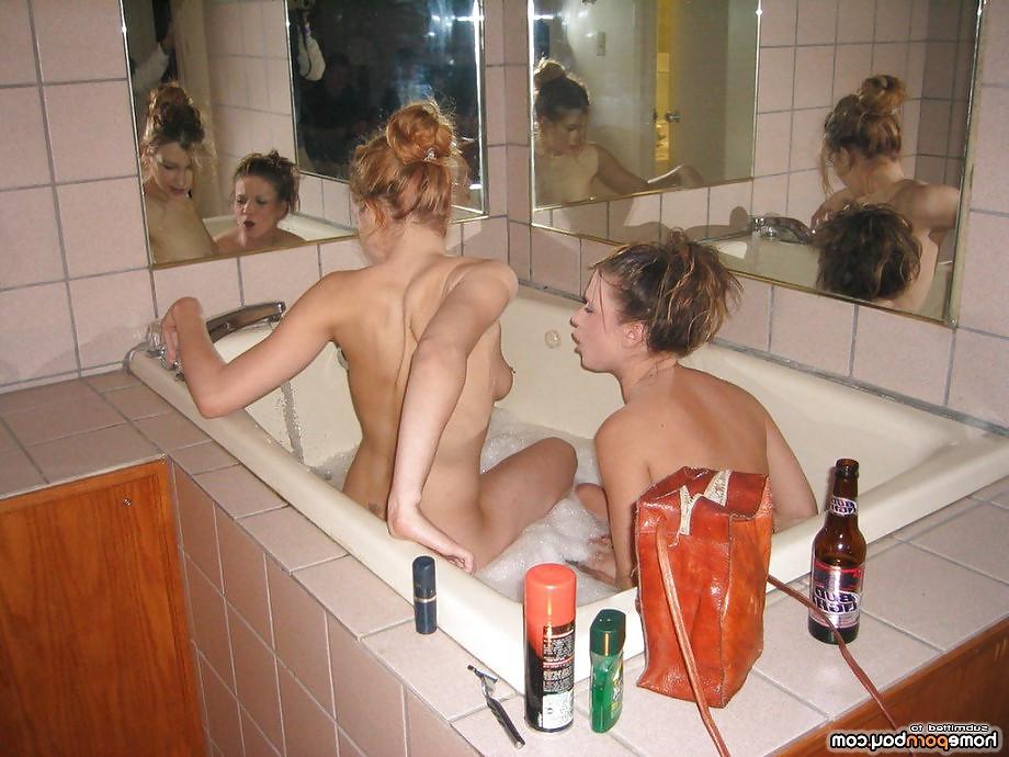 25P Lesbo bathtub shaving