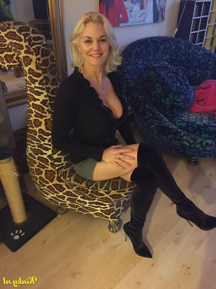 25P Cecilie: Dutch Escort with huge fake tits!