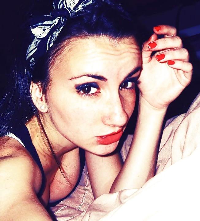 25P Brunette Florencia Facebook Friend - BBenito