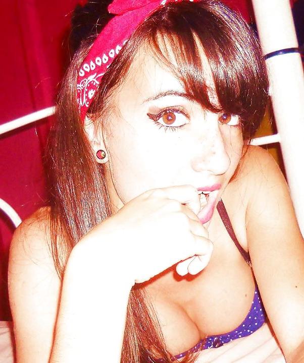 25P Brunette Florencia Facebook Friend - BBenito