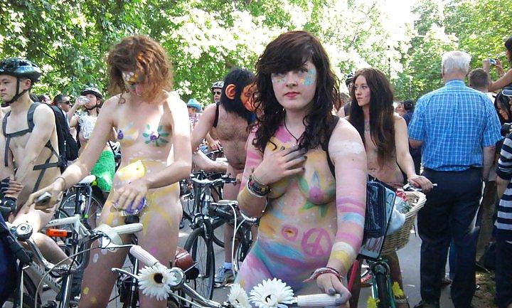 25P Alternative, hippy chicks outside