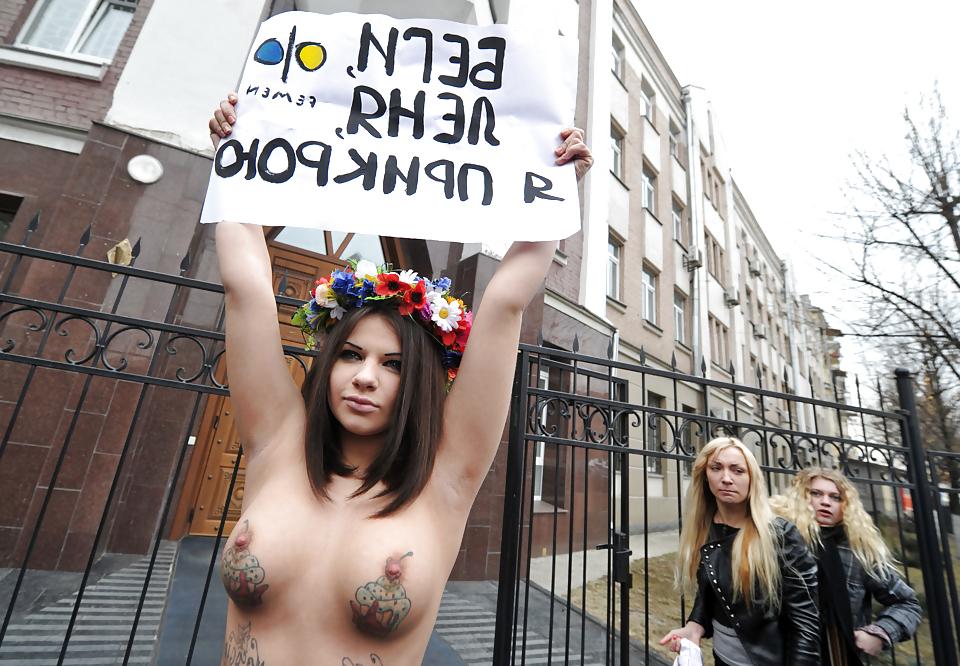 25P Alternative, hippy chicks outside