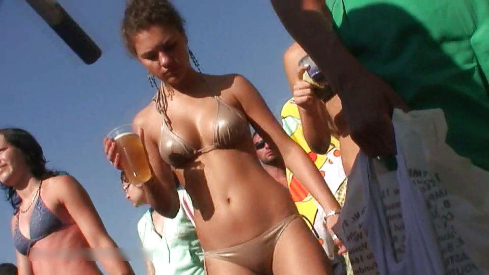 25P Hot day of summer with ass & butts in bikinis 