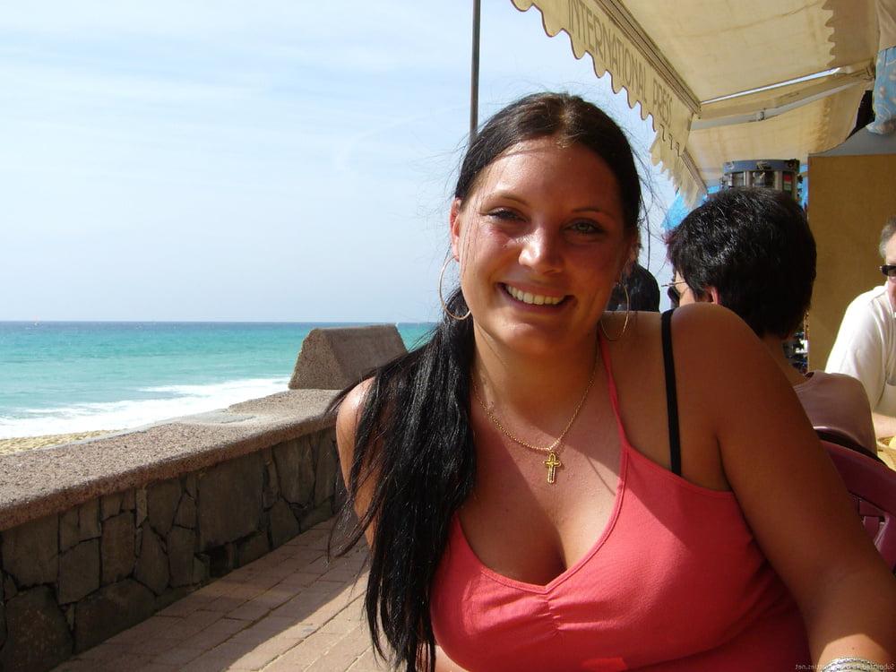 25P Amateur Babe on Holiday