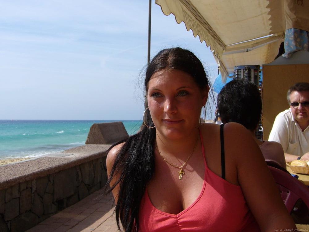 25P Amateur Babe on Holiday