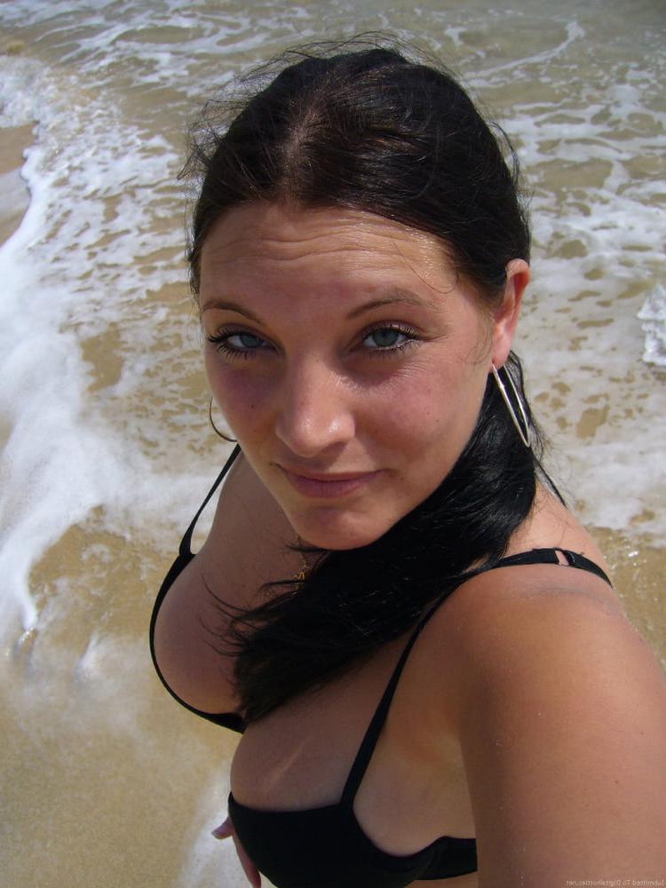 25P Amateur Babe on Holiday