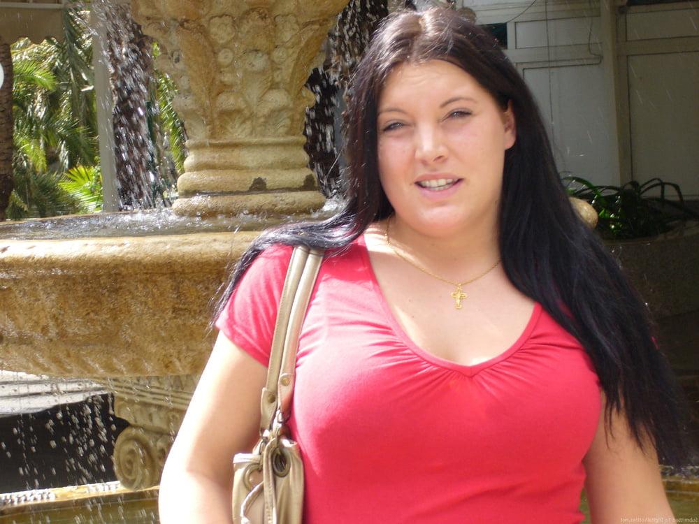 25P Amateur Babe on Holiday
