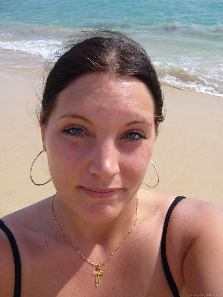 25P Amateur Babe on Holiday