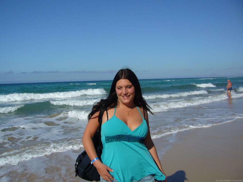 25P Amateur Babe on Holiday