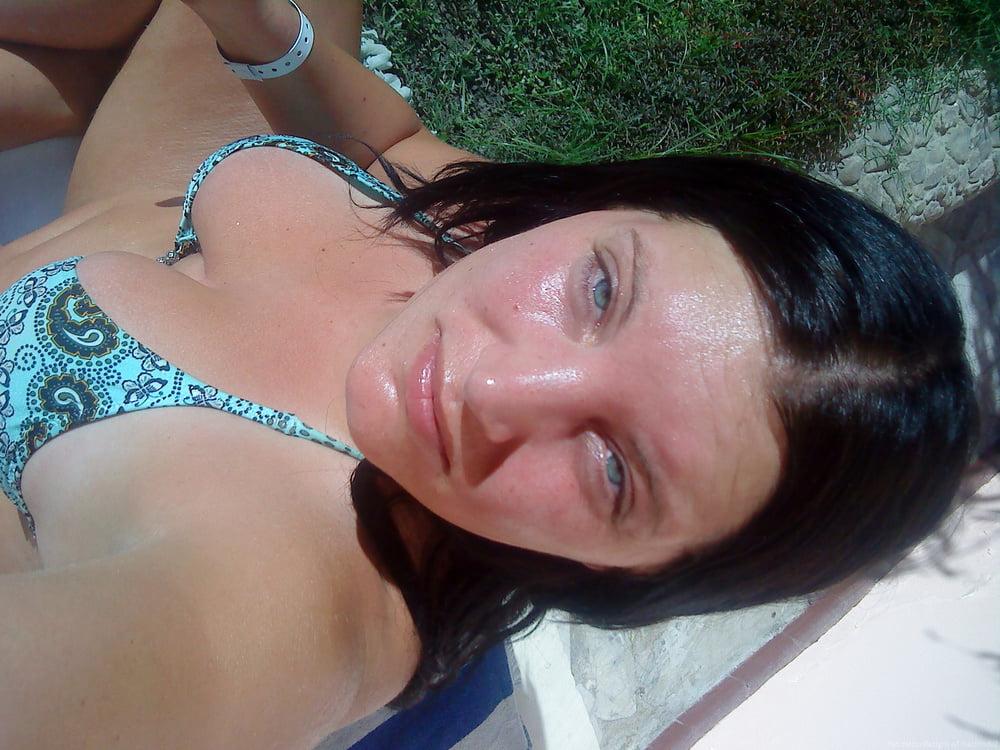 25P Amateur Babe on Holiday