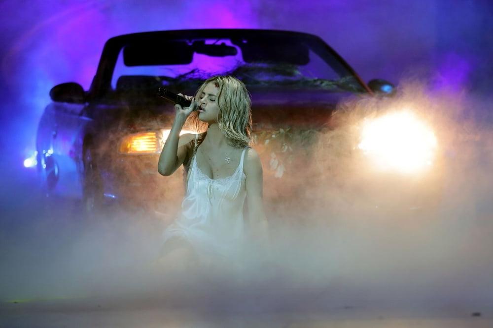 15P SELENA GOMEZ IS A HOT FUCK ON STAGE !!!!!!