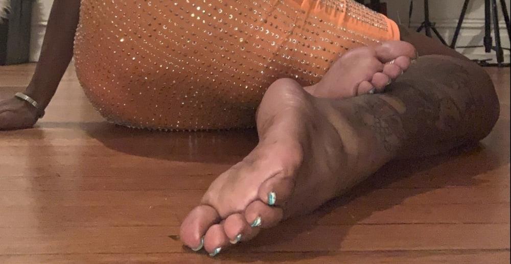 20P Tierra doll feets