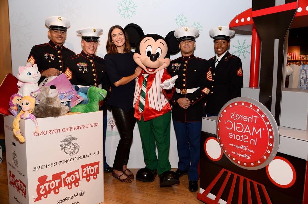 6P Mandy Moore - Toys for Tots Holiday Campaign (4 Nov 2019)