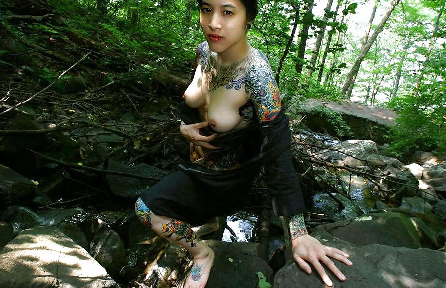9P TATOOED YAKUZA BABE NUDE IN THE FOREST - londonlad