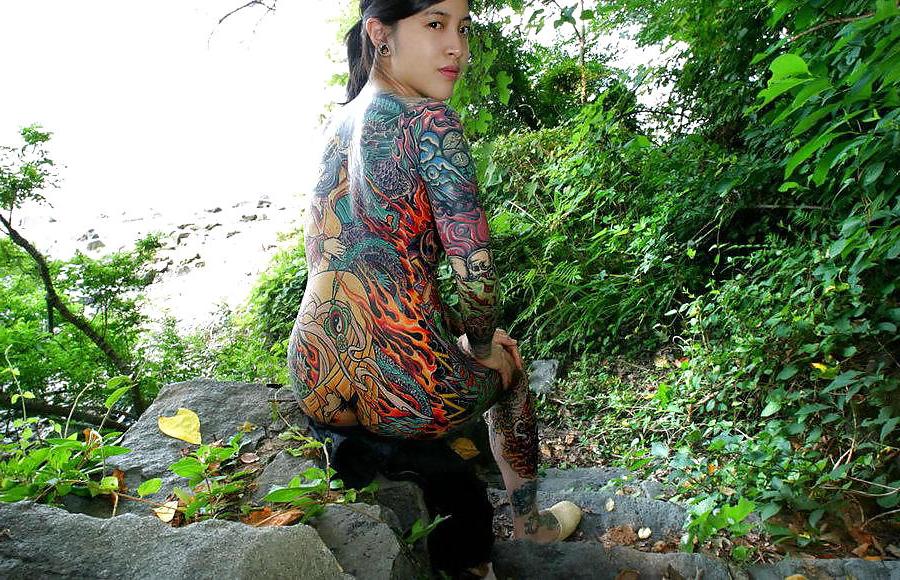 9P TATOOED YAKUZA BABE NUDE IN THE FOREST - londonlad