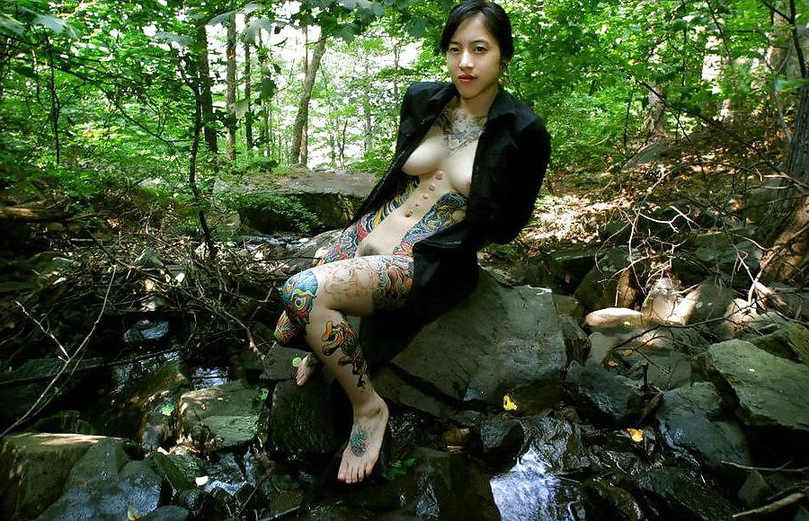 9P TATOOED YAKUZA BABE NUDE IN THE FOREST - londonlad