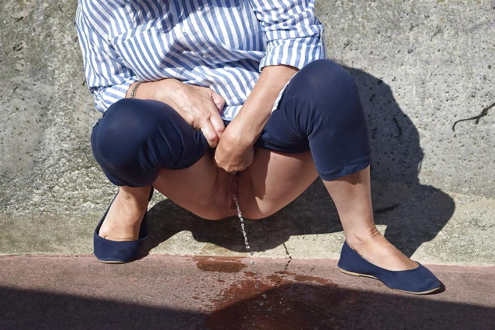 25P Amateur Mature Peeing