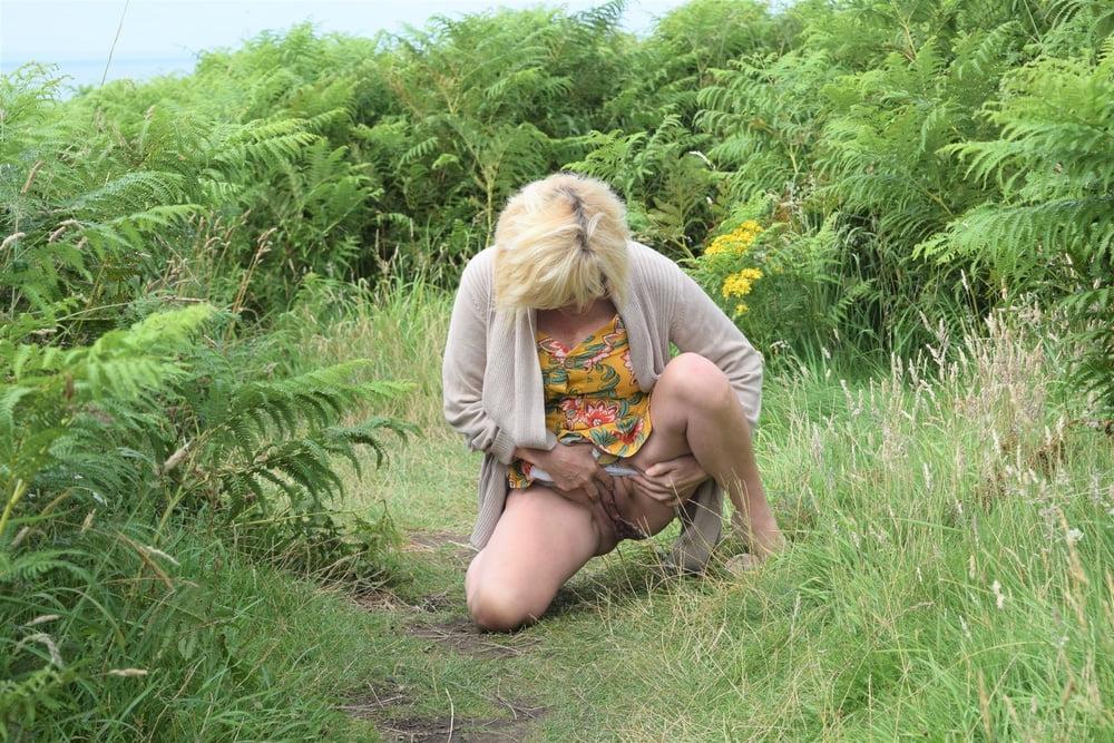 25P Amateur Mature Peeing