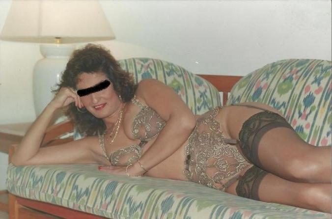 25P Sexy lingerie matures on the couch 4