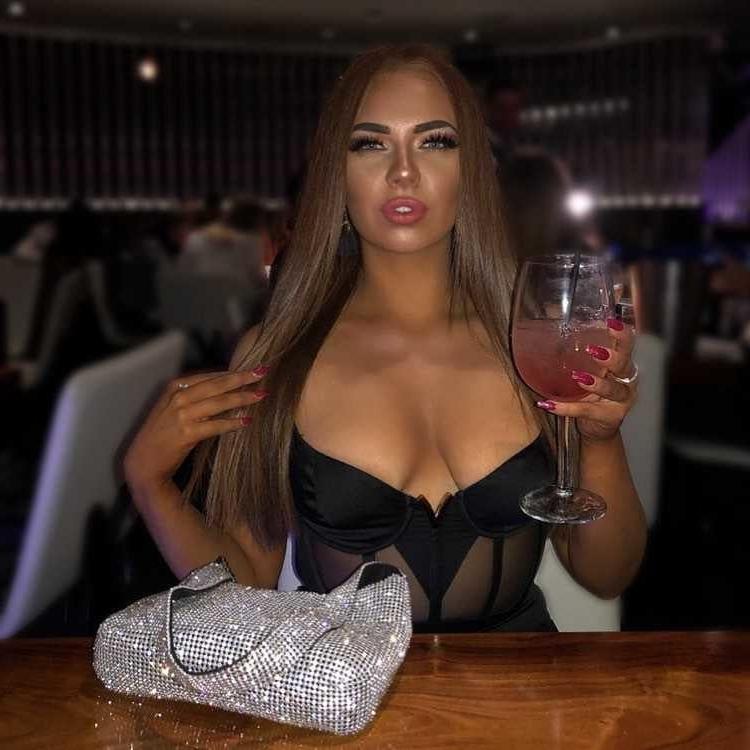 25P Demi Jones Love Island
