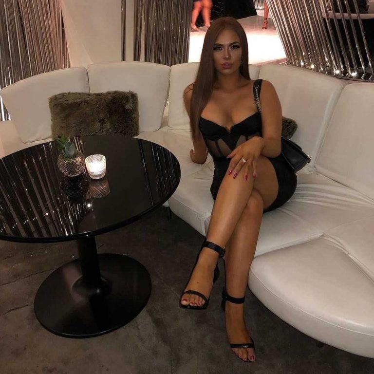 25P Demi Jones Love Island