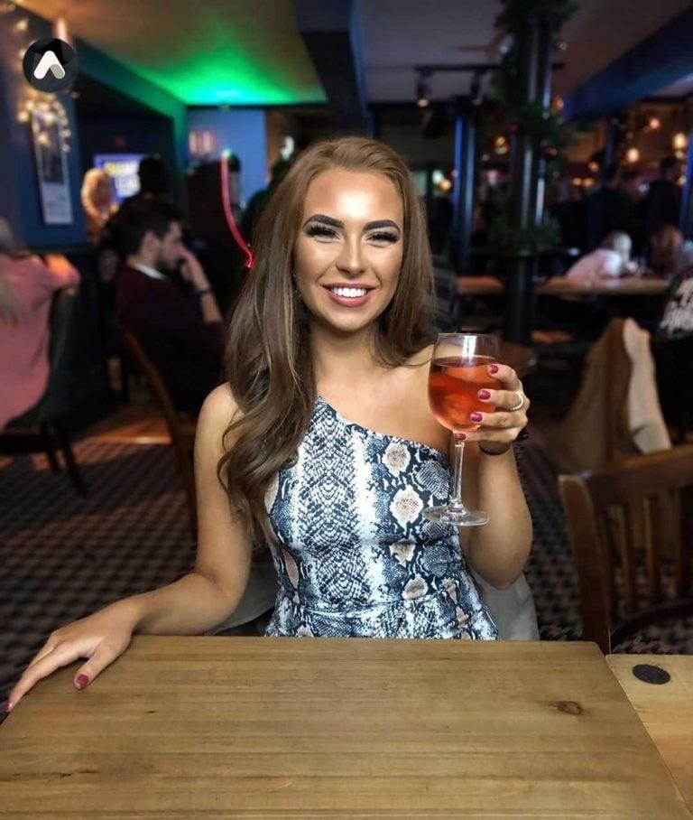 25P Demi Jones Love Island