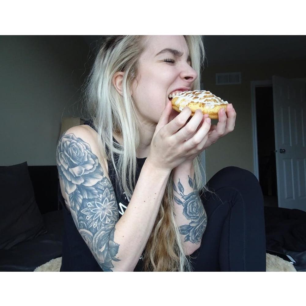 25P canadian blonde pawng girl tatoo