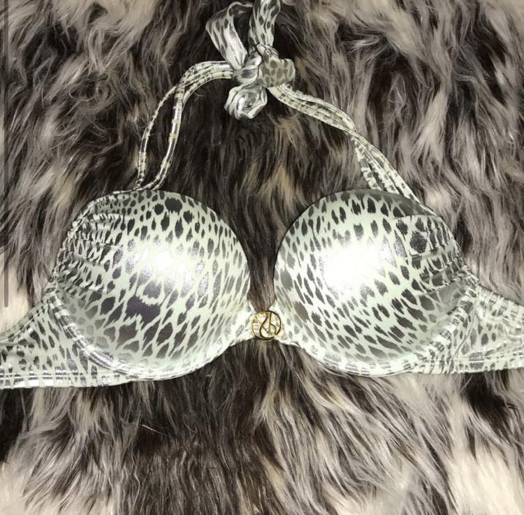 25P Mississippi Fitness Girl selling bombshell bras