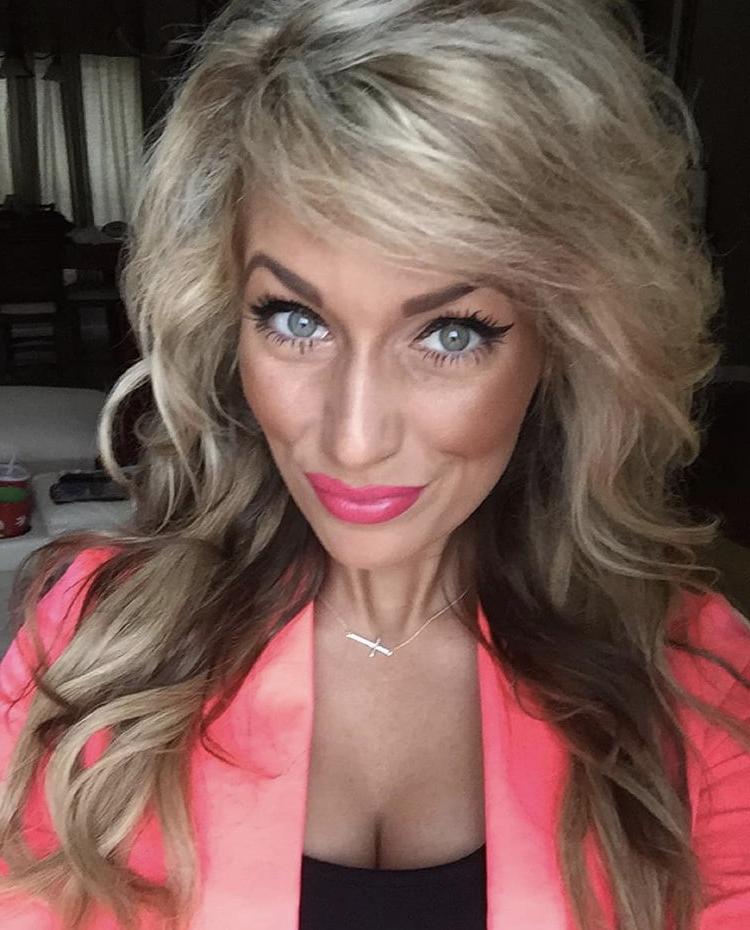 25P Mississippi Fitness Girl selling bombshell bras