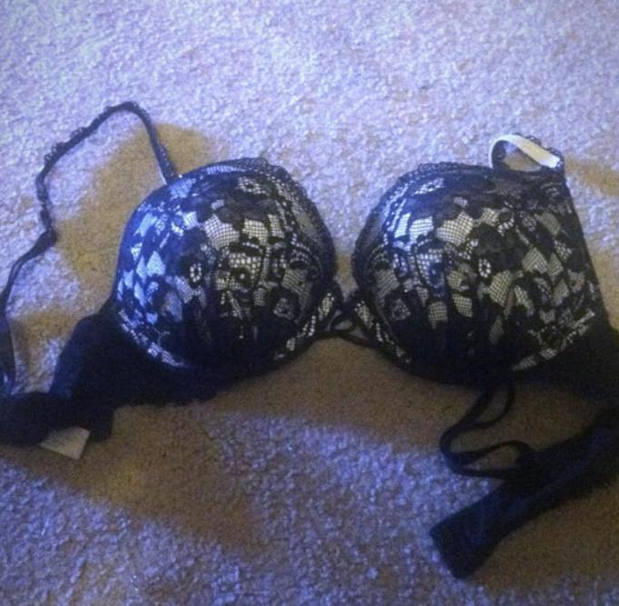 25P Mississippi Fitness Girl selling bombshell bras