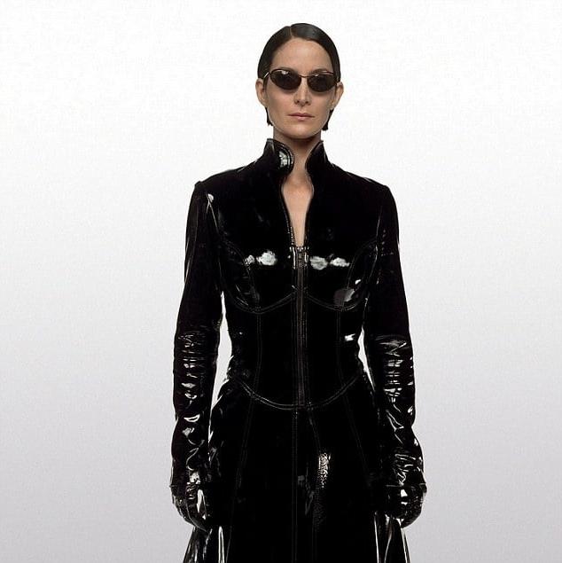 25P Carrie-Anne Moss Fit As Fuck Hot Look