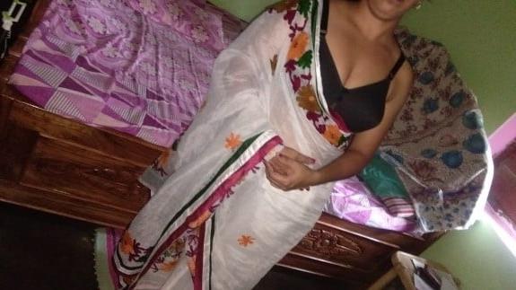 25P Bengali boudi in home (no face)