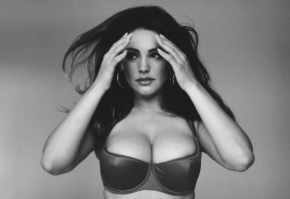 25P Sexy Kelly Brook - 2015 Calendar Shoot
