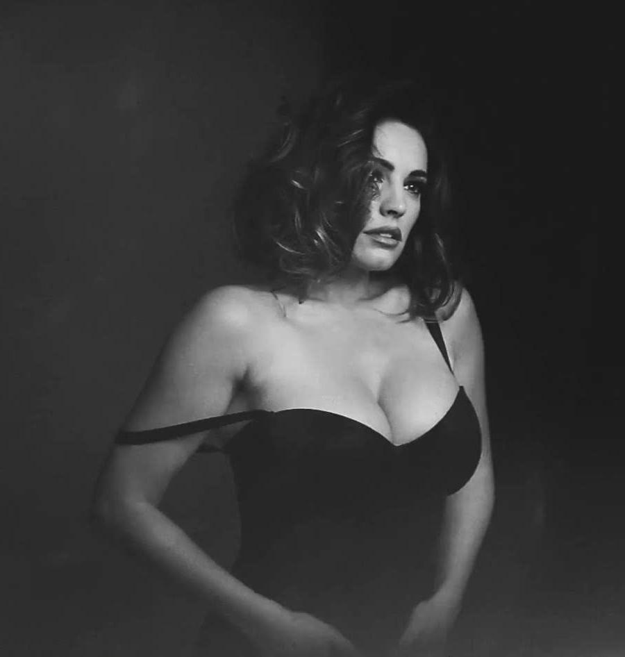 25P Sexy Kelly Brook - 2015 Calendar Shoot